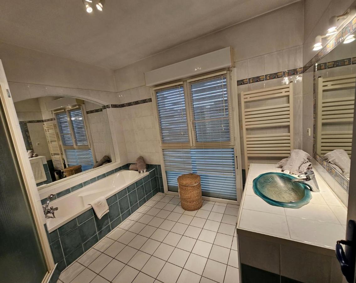 Mars Yourhosthelper Villa